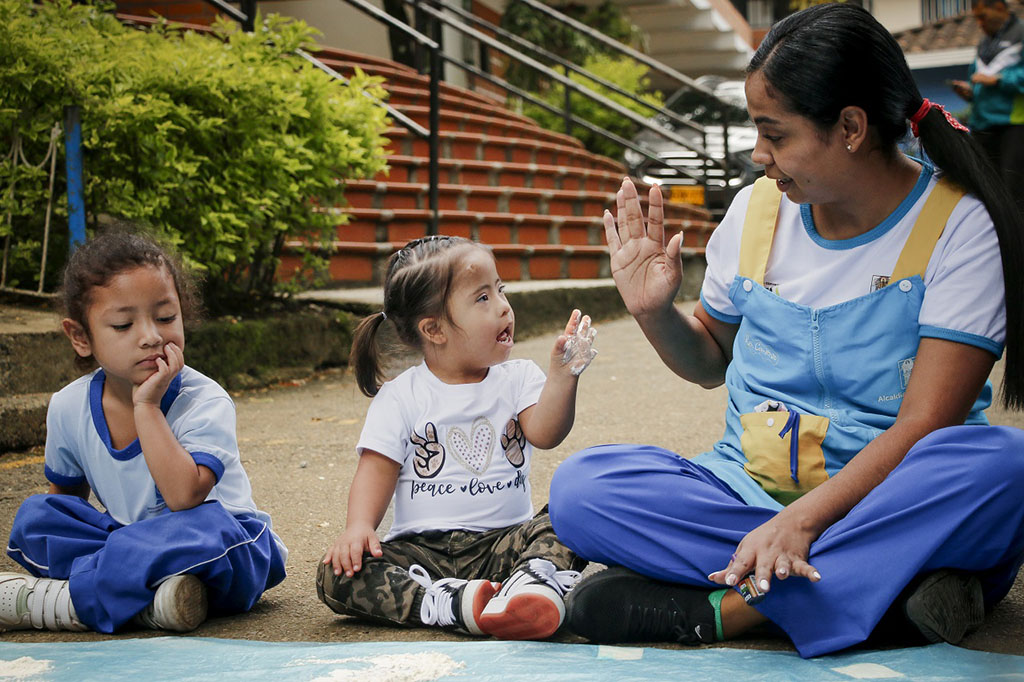 Imagen María Celeste con la mano pintada Buen Comienzo