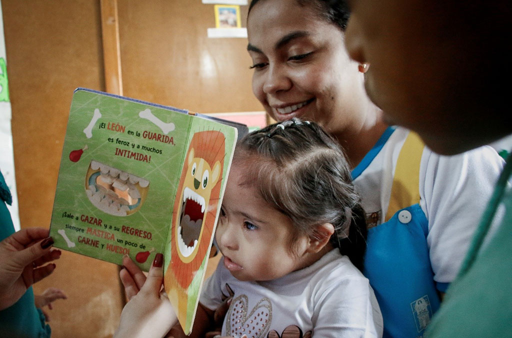 Imagen María Celeste con un libro Buen Comienzo