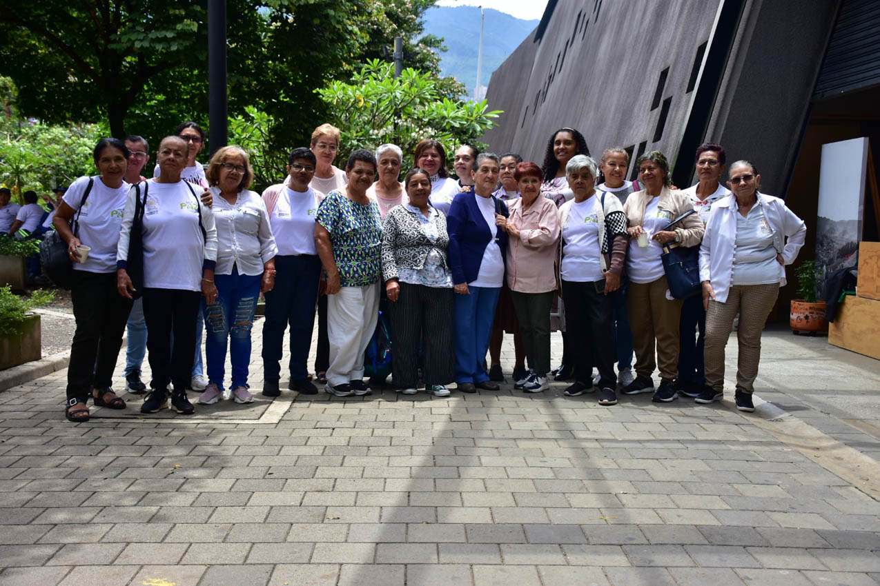 El Distrito fortalece acciones con 11 organizaciones de mujeres buscadoras para construir memoria histórica