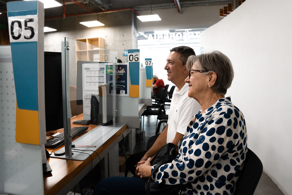 Imagen ciudadanos siendo atendidos declaración de impuestos
