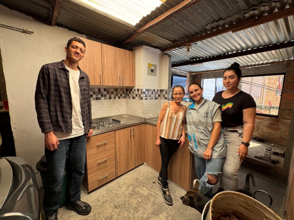 Imagen cocina y propietarios mejoramiento de vivienda