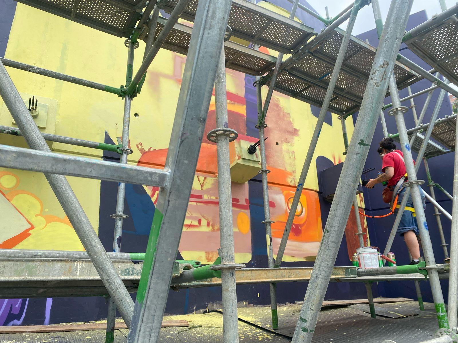 Imagen creando mural Somos Comuna