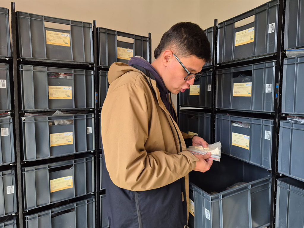 Imagen de Felipe con la colección de Hallazgos indígena