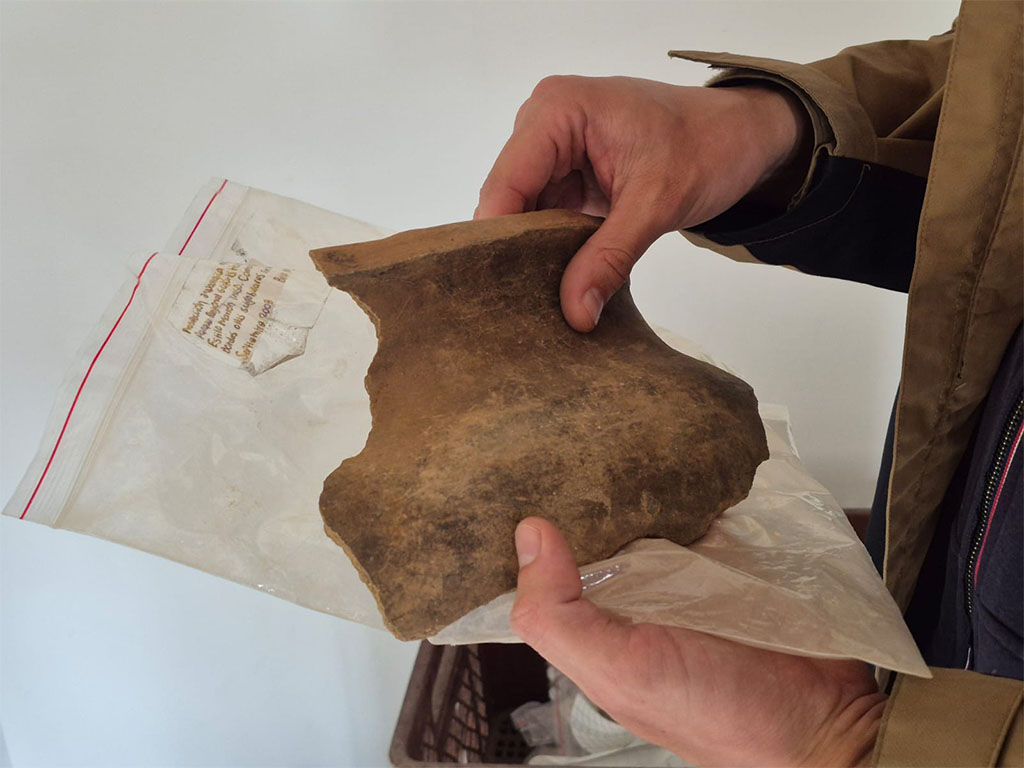 Imagen de Felipe con un fragmento hallazgo indígena encontrado