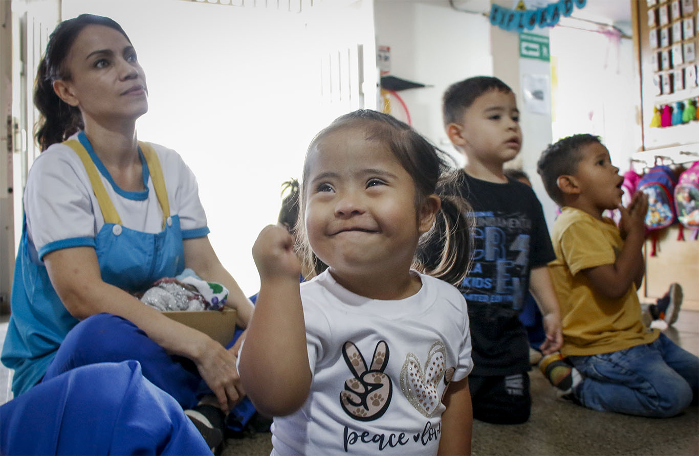 Imagen de María Celeste en el jardín