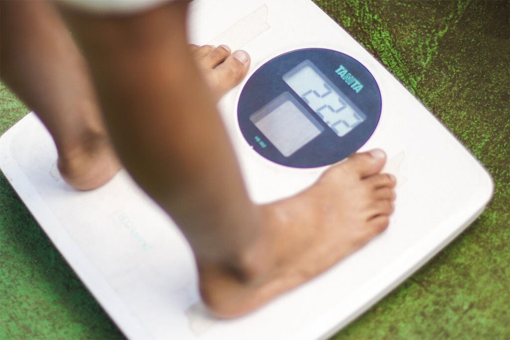 Imagen de báscula en uso saluable