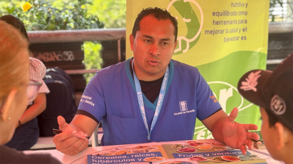 Imagen de doctor explicando saludable