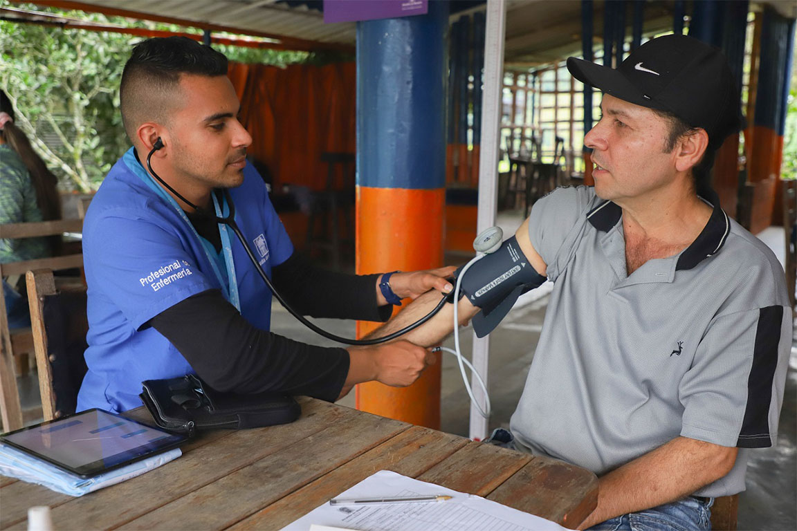 Imagen de doctor tomando la presión de paciente
