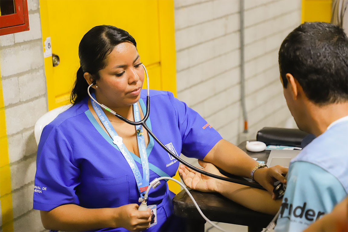Imagen de doctora atendiendo a paciente