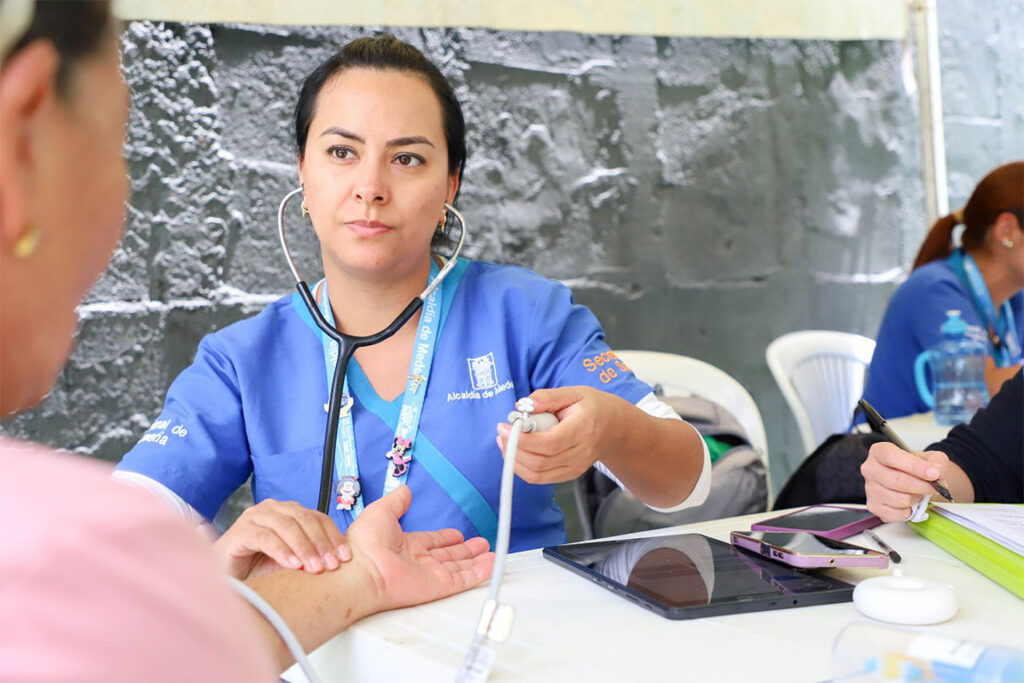 Imagen de doctora en consulta médica saludable