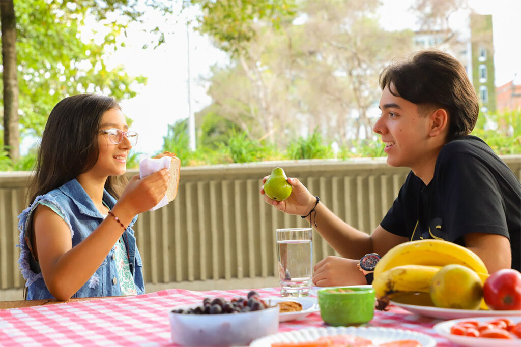 Imagen de dos personas compartiendo saludable