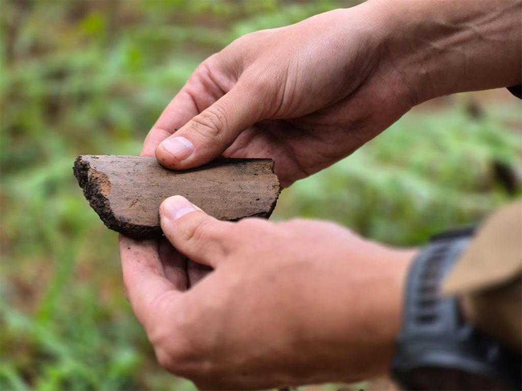 Imagen de manos con fragmento de hallazgos Indígena 1
