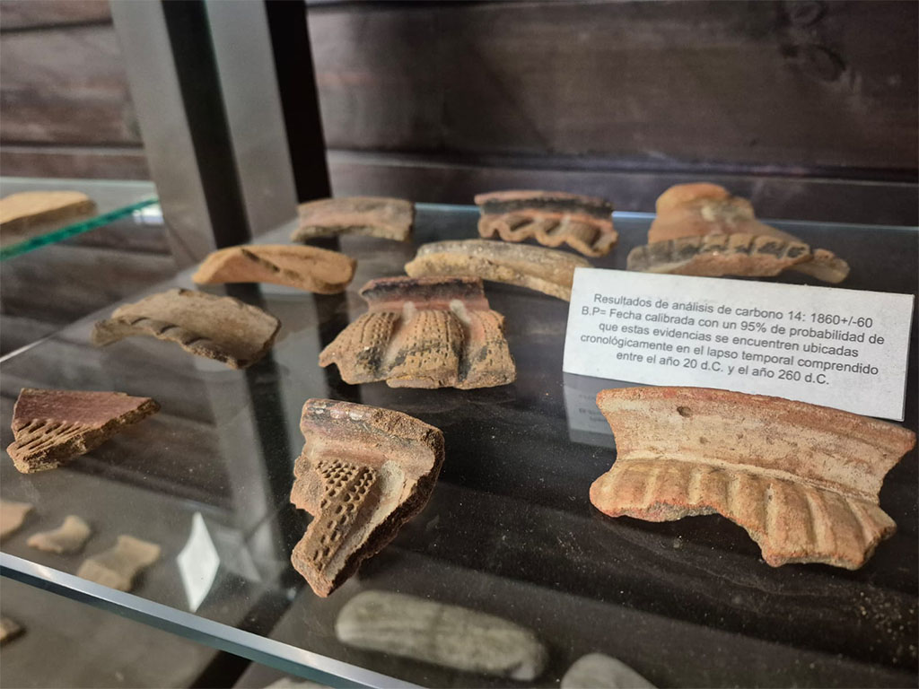 Imagen de partes hallazgos indígena con letrero