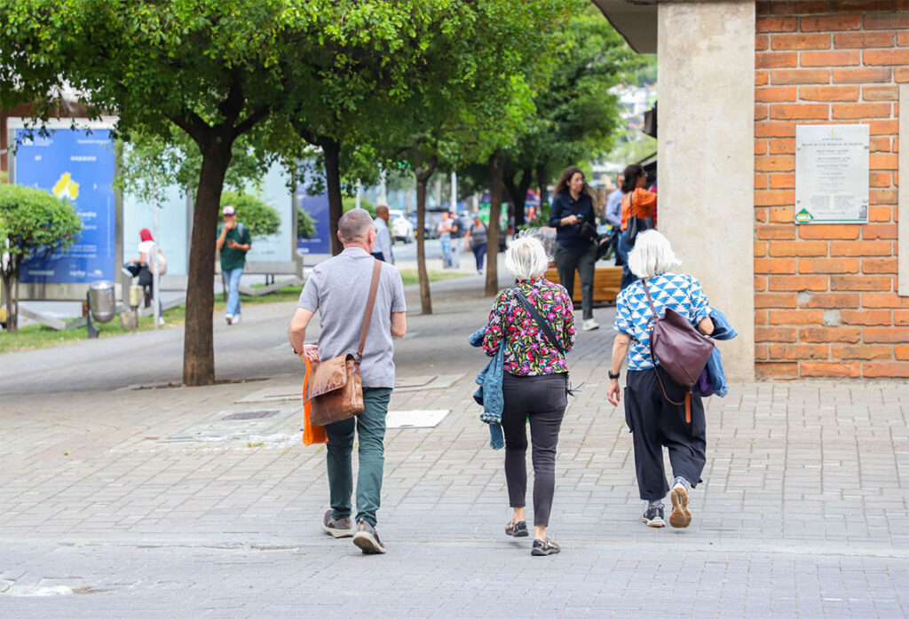 Imagen de personas caminando Medellín