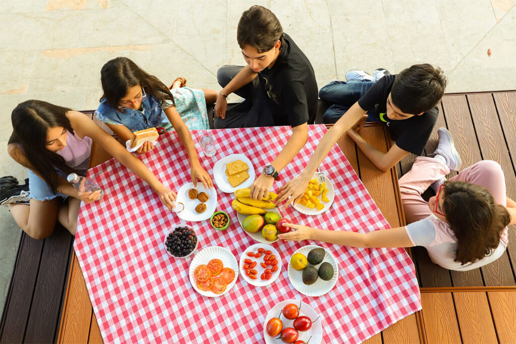 Imagen de personas compartiendo saludable