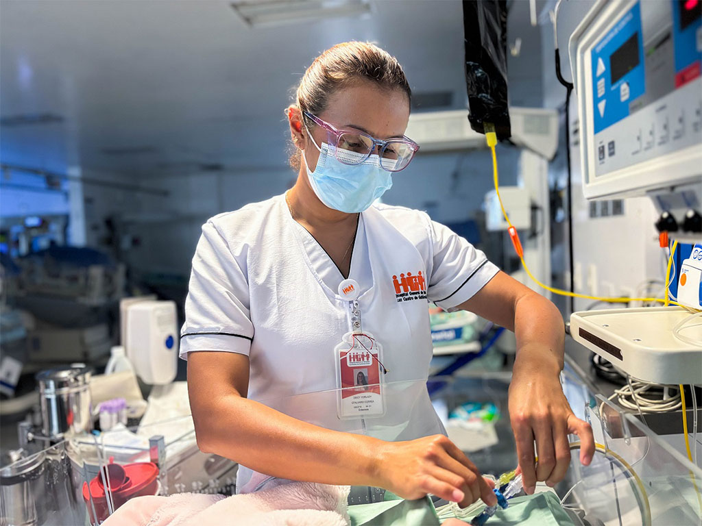 Imagen doctora con equipos médicos Medellín