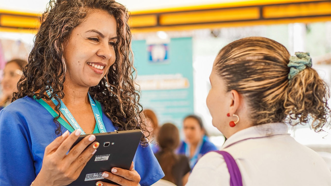 Imagen doctora y paciente principal salud