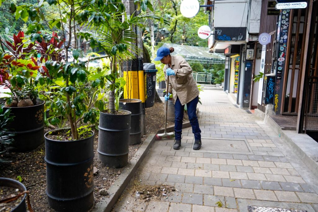 Imagen funcionaria limpiando