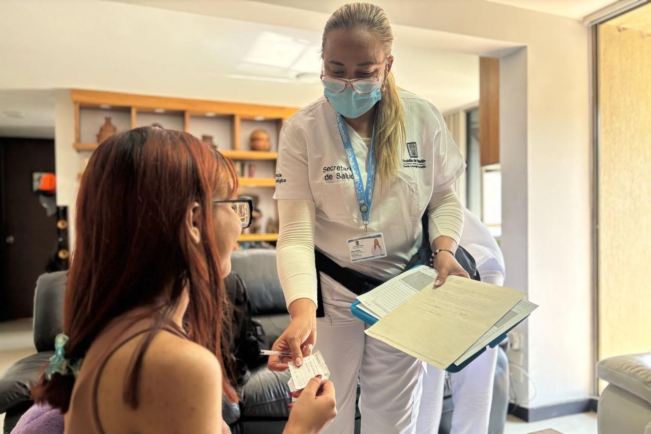 Imagen funcionario atendiendo