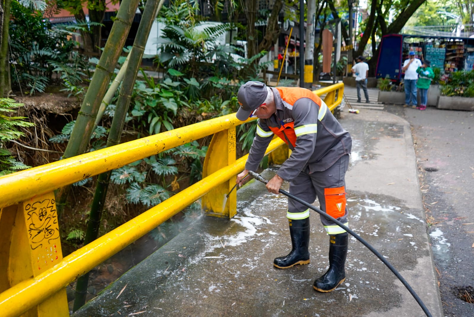 Imagen funcionario lavando