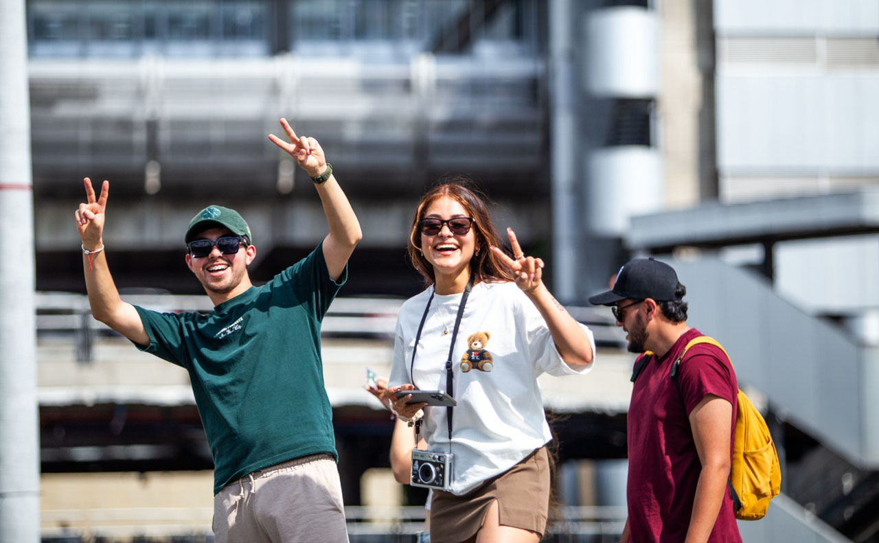 Imagen jovenes sonriendo