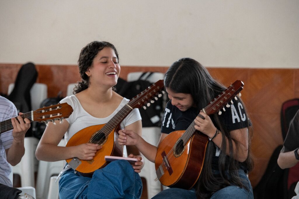 Imagen niñas con instrumentos Medellín