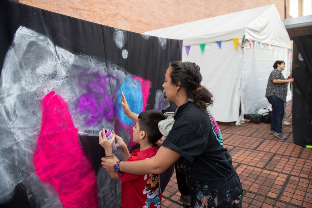 Imagen niño y mamá grafiti