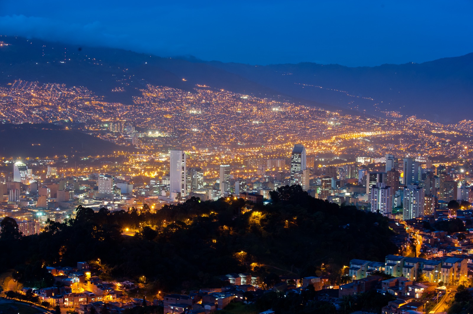 Imagen panorámica Medellín noche