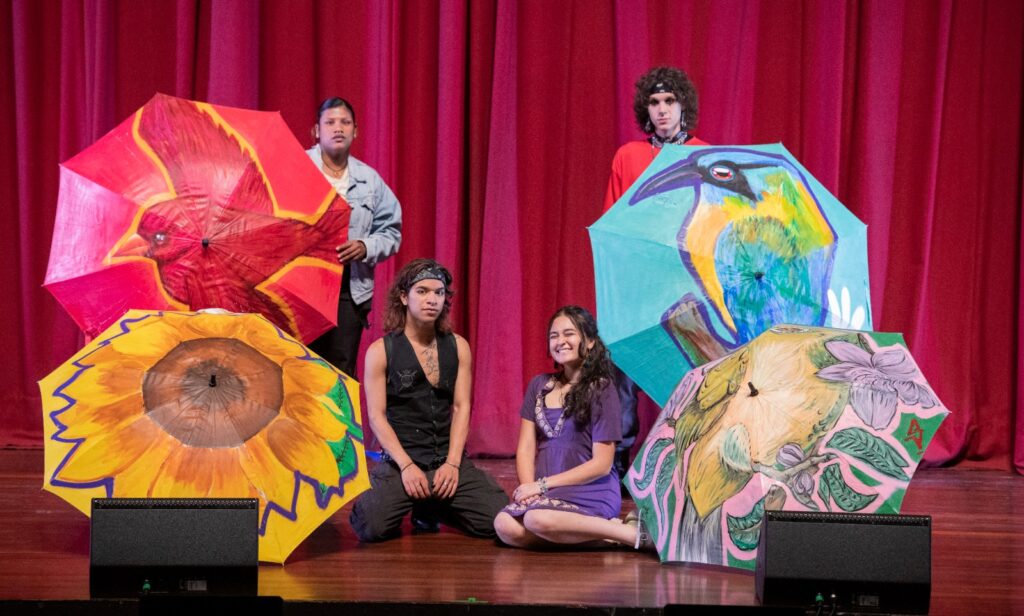 Imagen puesta en escena sombrillas Medellín