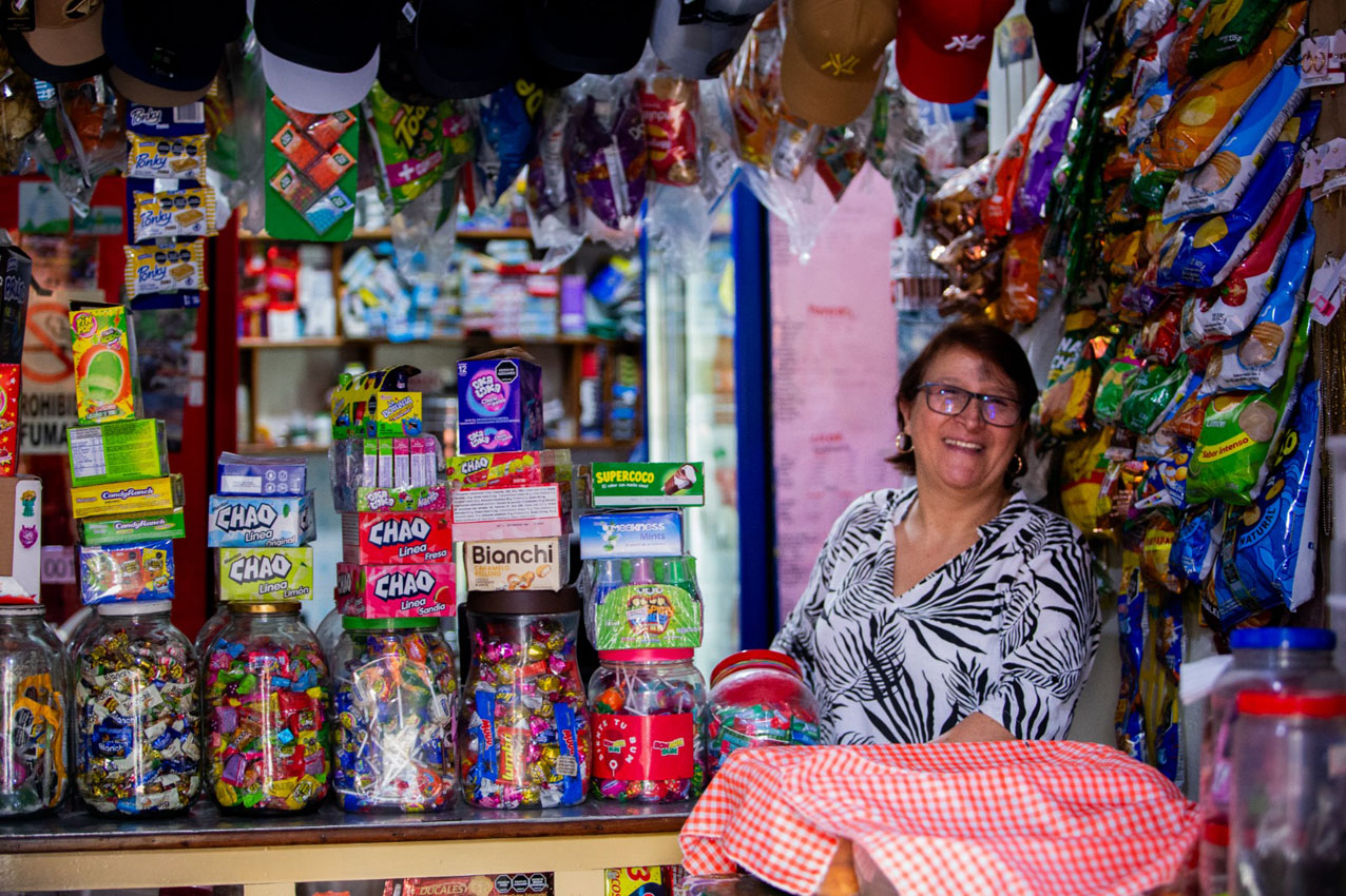Imagen señora sonriendo en tienda