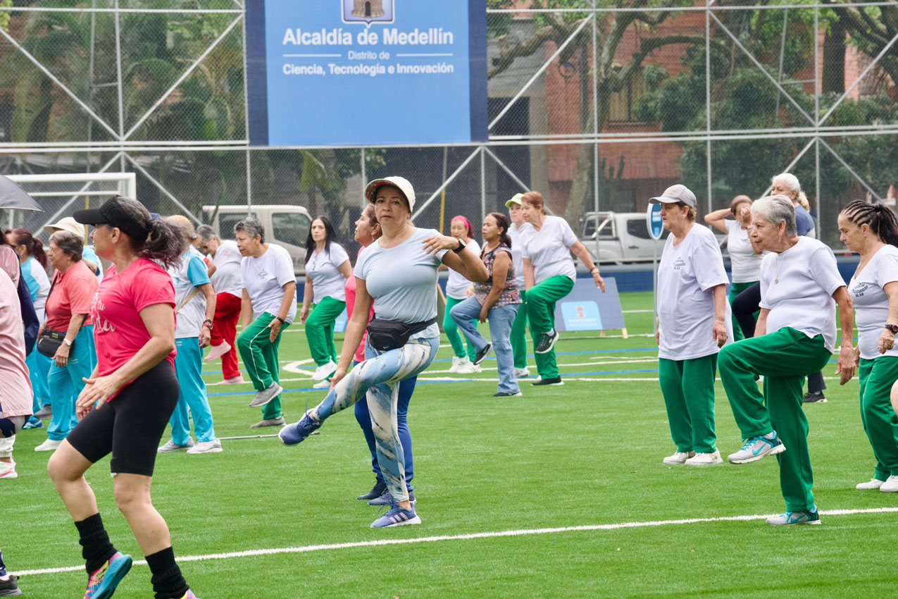 Imagen señoras haciendo deporte en cancha