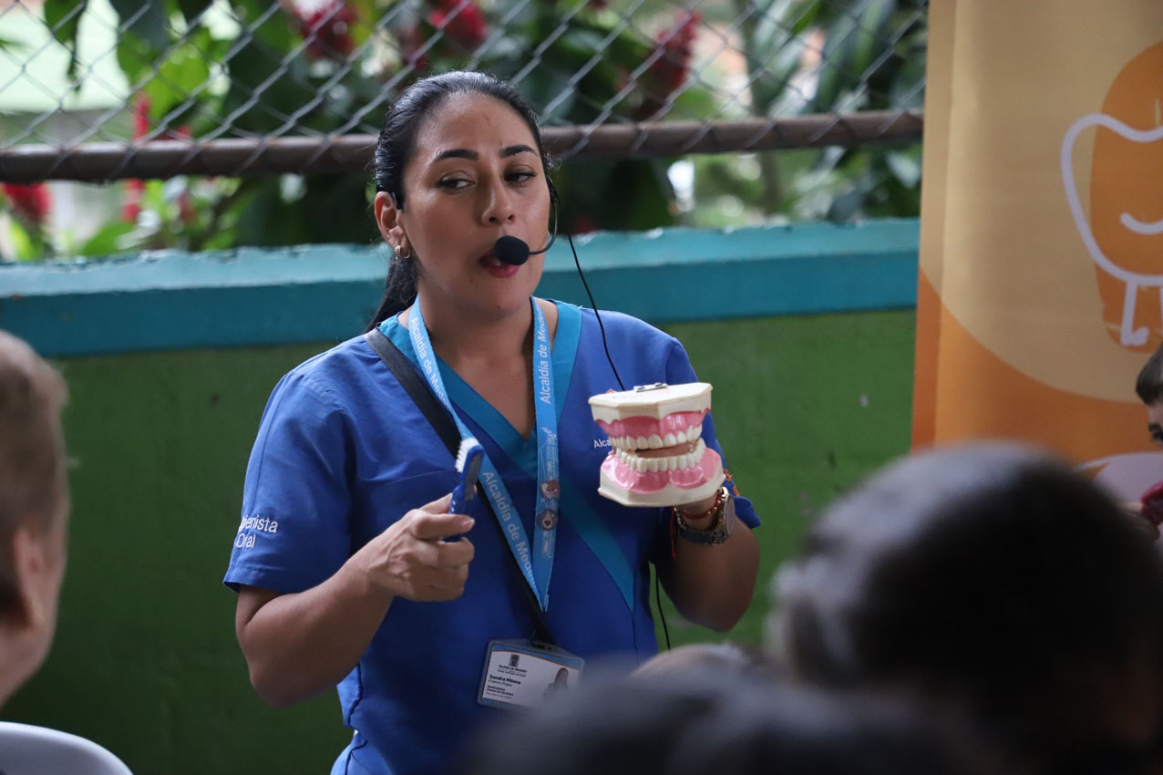 Imagen servidora explicando higiene dental