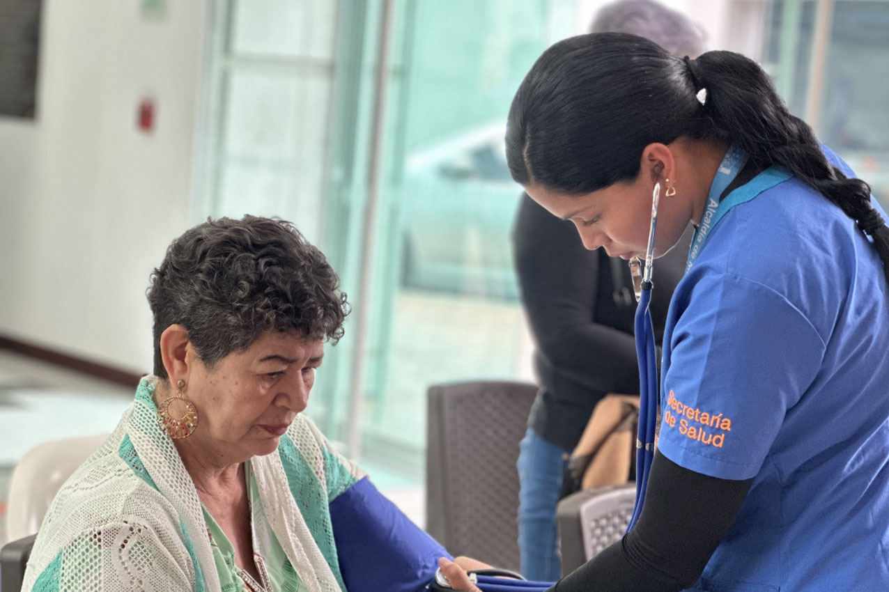 Imagen servidora tomando el pulso