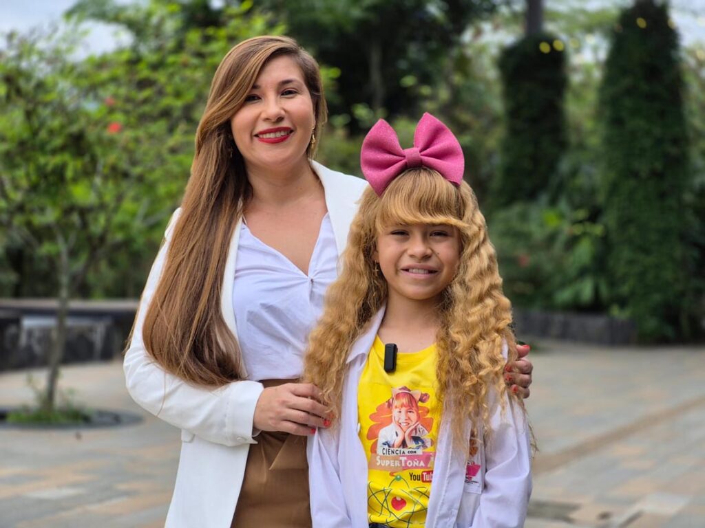 A su corta edad, ya ha participado y ganado reconocimiento en grandes premios en el mundo: en el año 2022 fue la ganadora del Premio a la Niña She is en Latinoamérica y en 2023 la revista Forbes la seleccionó como una de los 70 niños y niñas líderes del futuro.