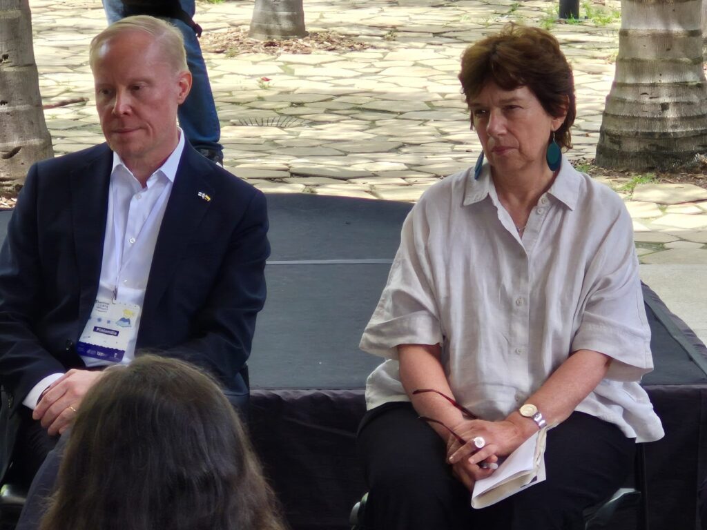 La escritora Yolanda Reyes y el embajador de Finlandia en Colombia, Antti Kaski, durante la inauguración del Festival del Libro Infantil de Medellín.