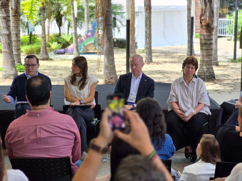 En la mesa principal de la inauguración del Festival del Libro Infantil de Medellín, de izquierda a derecha, el secretario de Cultura Ciudadana, Santiago Silva; la primera dama, Margarita Gómez; el embajador de Finlandia (país invitado al primer Festival del Libro Infantil de Medellín) en Colombia, Antti Kaski, y la escritora Yolanda Reyes.
