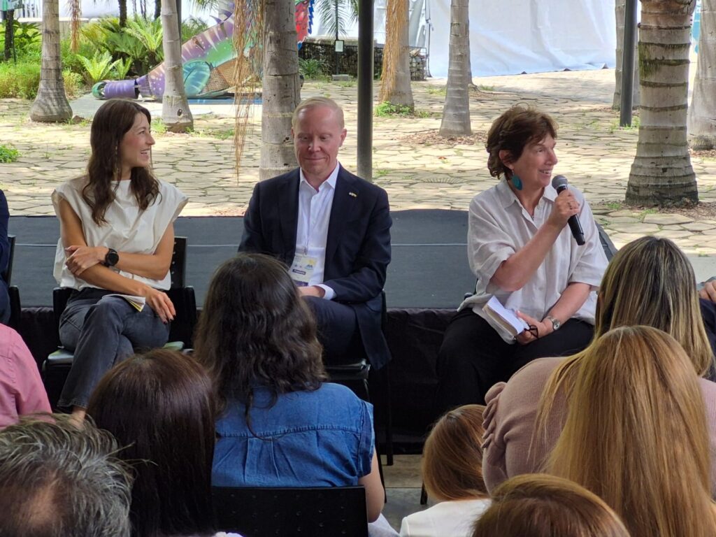 La escritora Yolanda Reyes hablándole al público en la inauguración del Festival del Libro Infantil de Medellín.