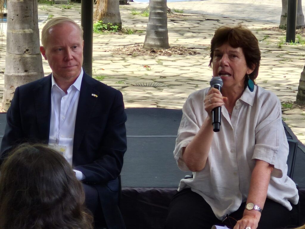 La escritora Yolanda Reyes junto al embajador de Finlandia en Colombia, Antti Kaski.