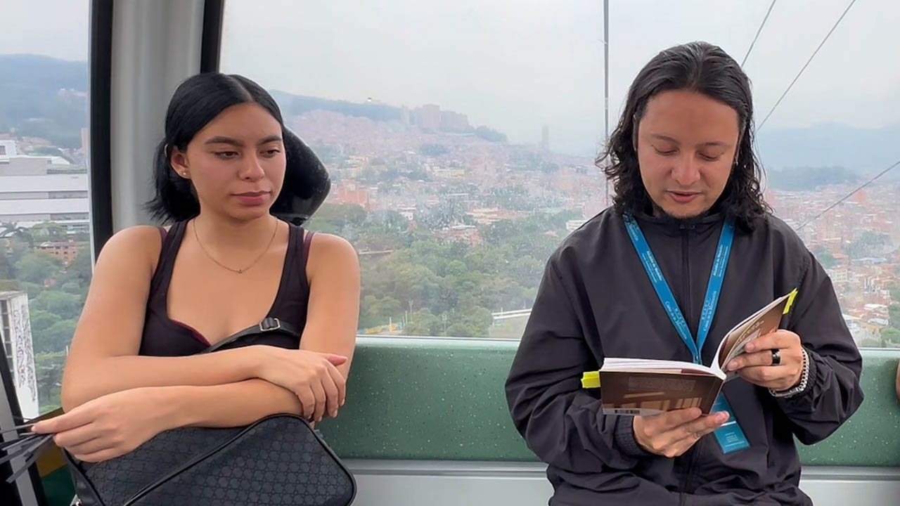 En el metrocable de Medellín les leen a los pasajeros historias sobre el conflicto armado colombiano