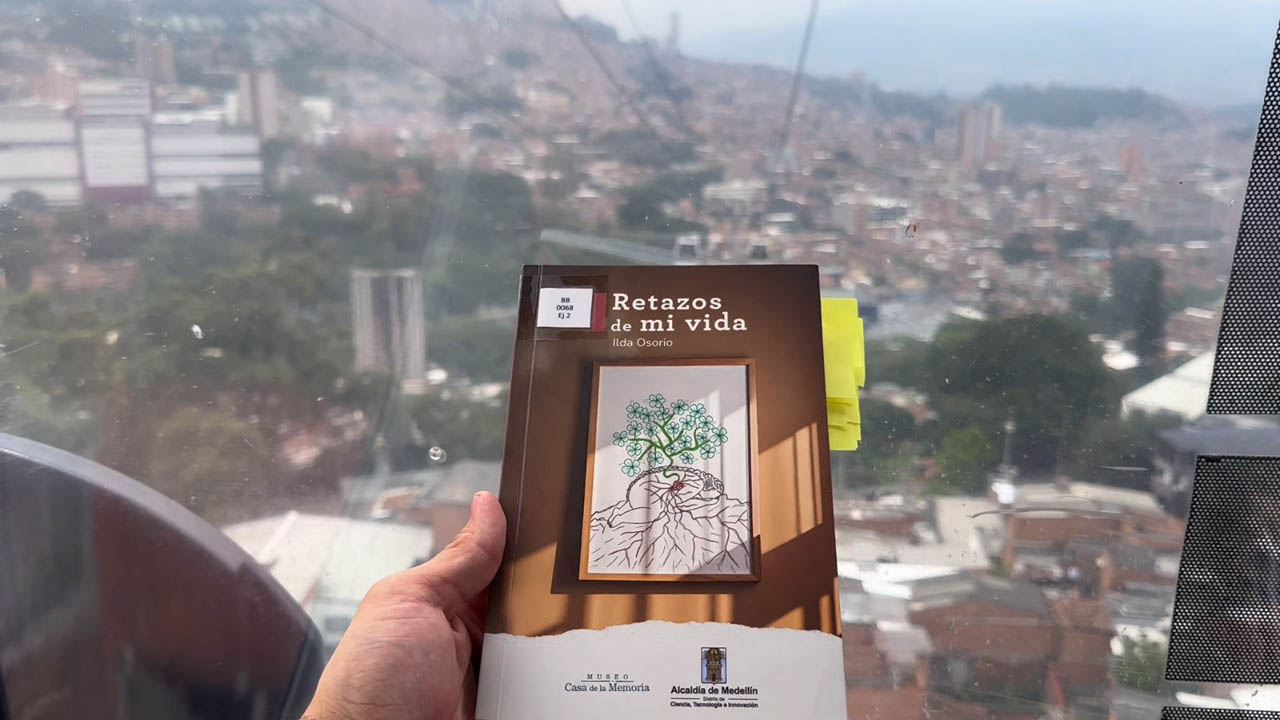En el metrocable de Medellín les leen a los pasajeros historias sobre el conflicto armado colombiano
