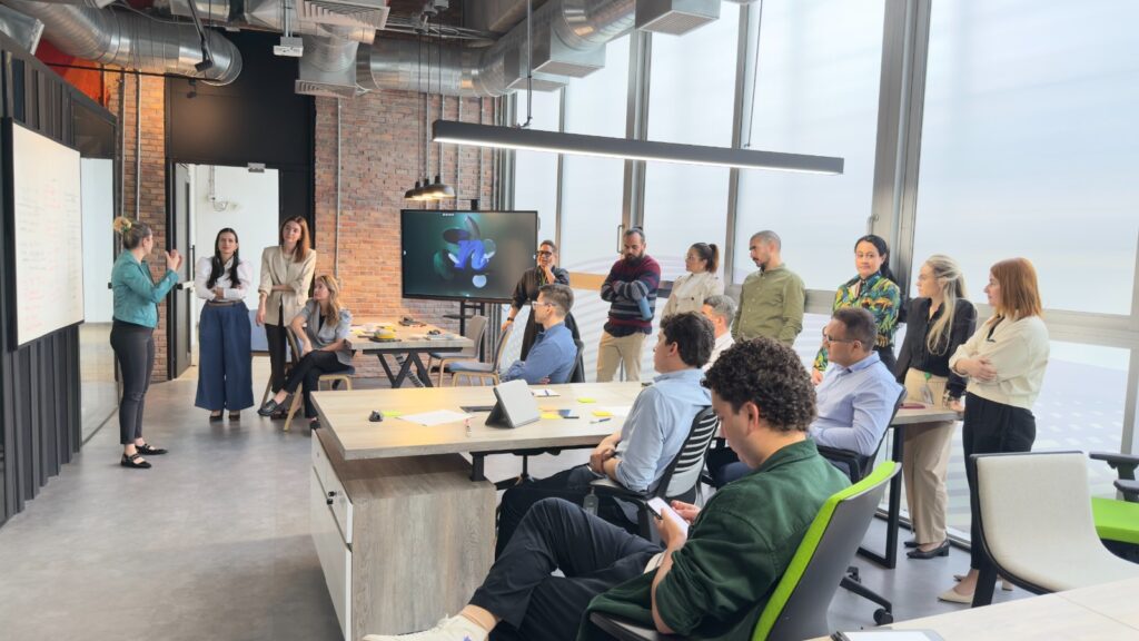 Reunión en el Centro para la Cuarta Revolución Industrial de Medellín