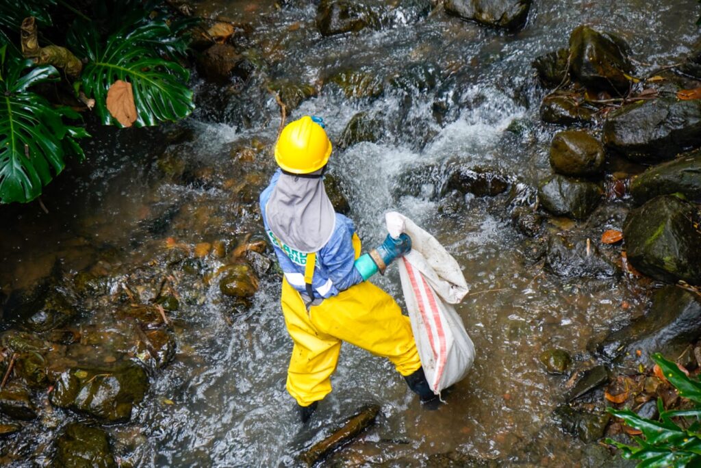imagen funcionario limpiando quebrada