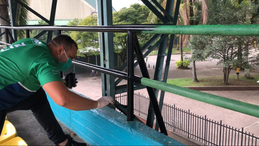 pintando canchas mantenimiento 