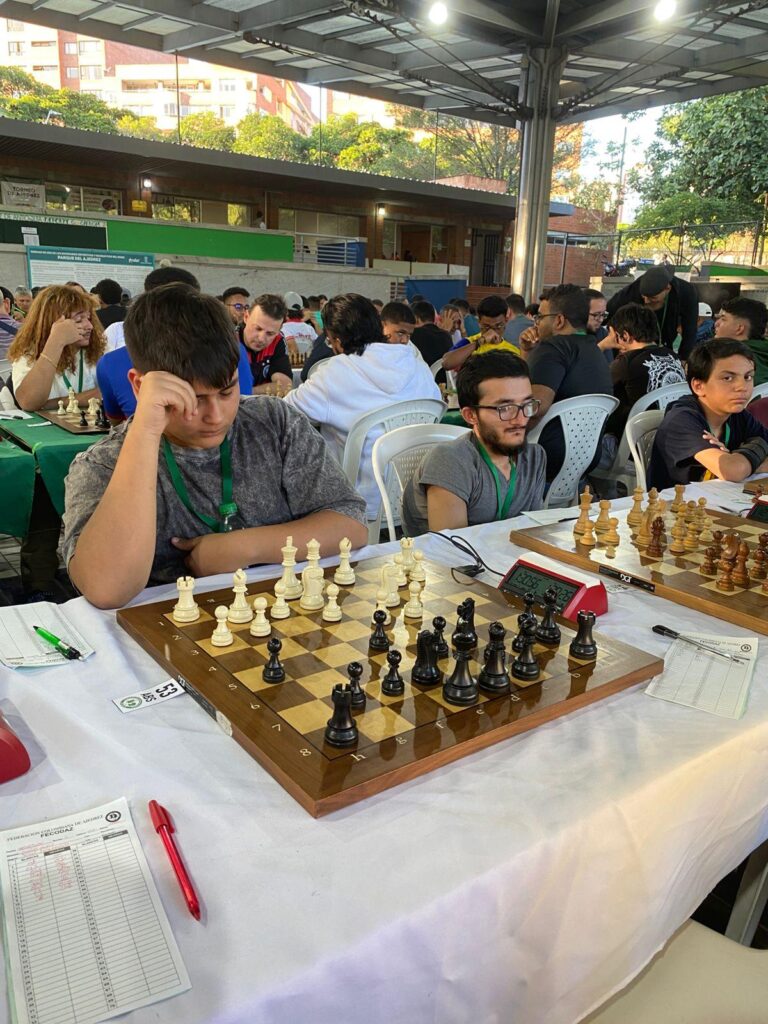 imagen Niños jugando ajedrez