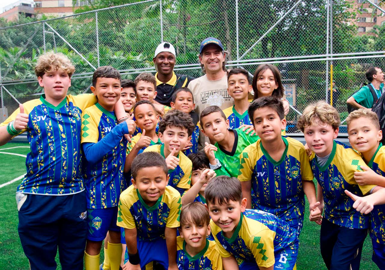 Entrega de la cancha sintética de Colseguros