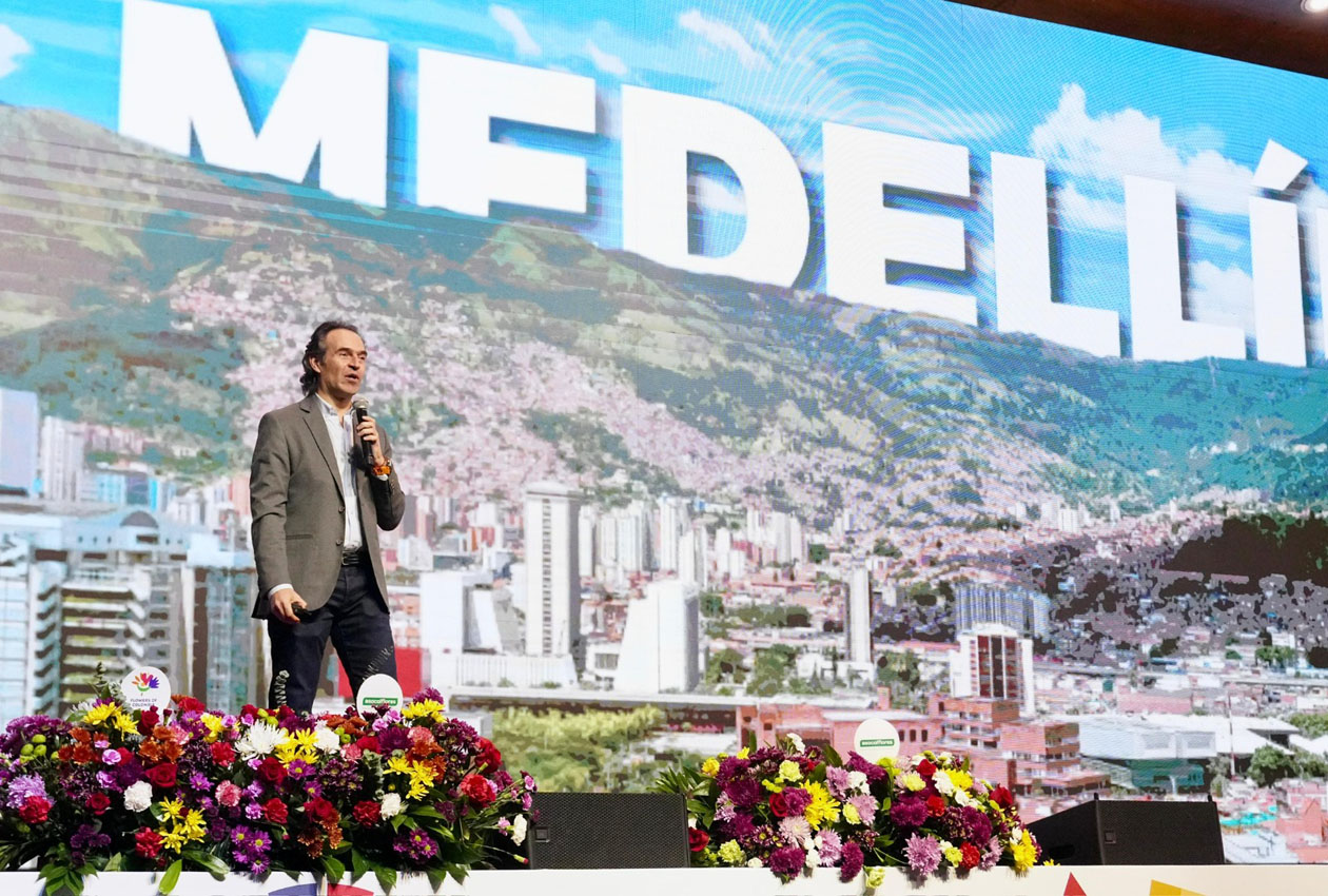 Imagen Alcalde Federico Guitierréz inauguración The Eternal Spring en Medellín
