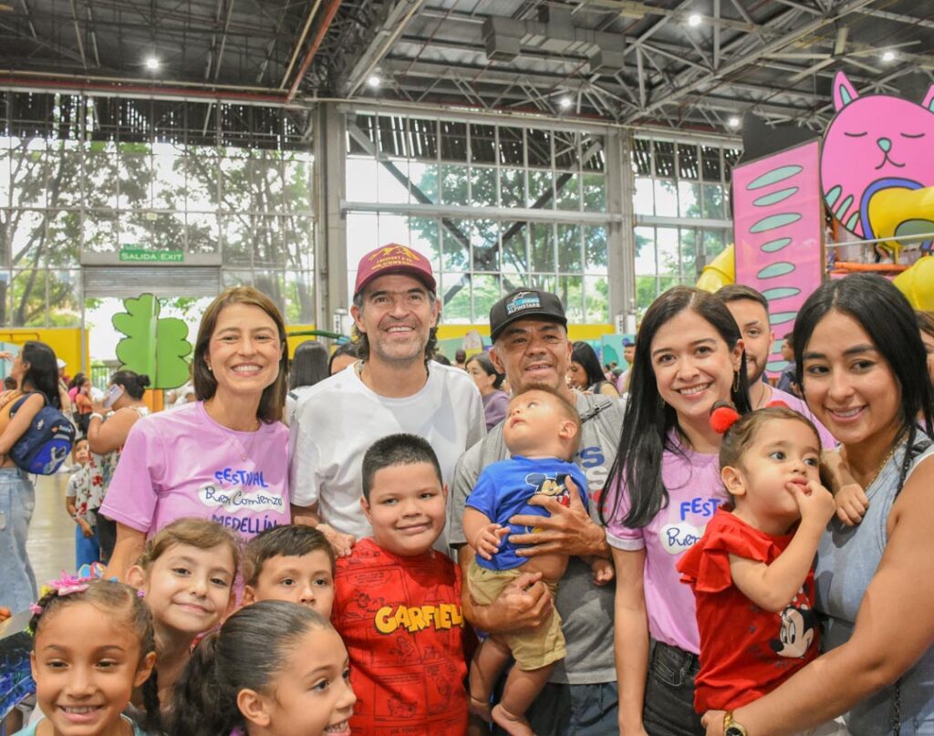 Imagen Alcalde con familias Buen Comienzo