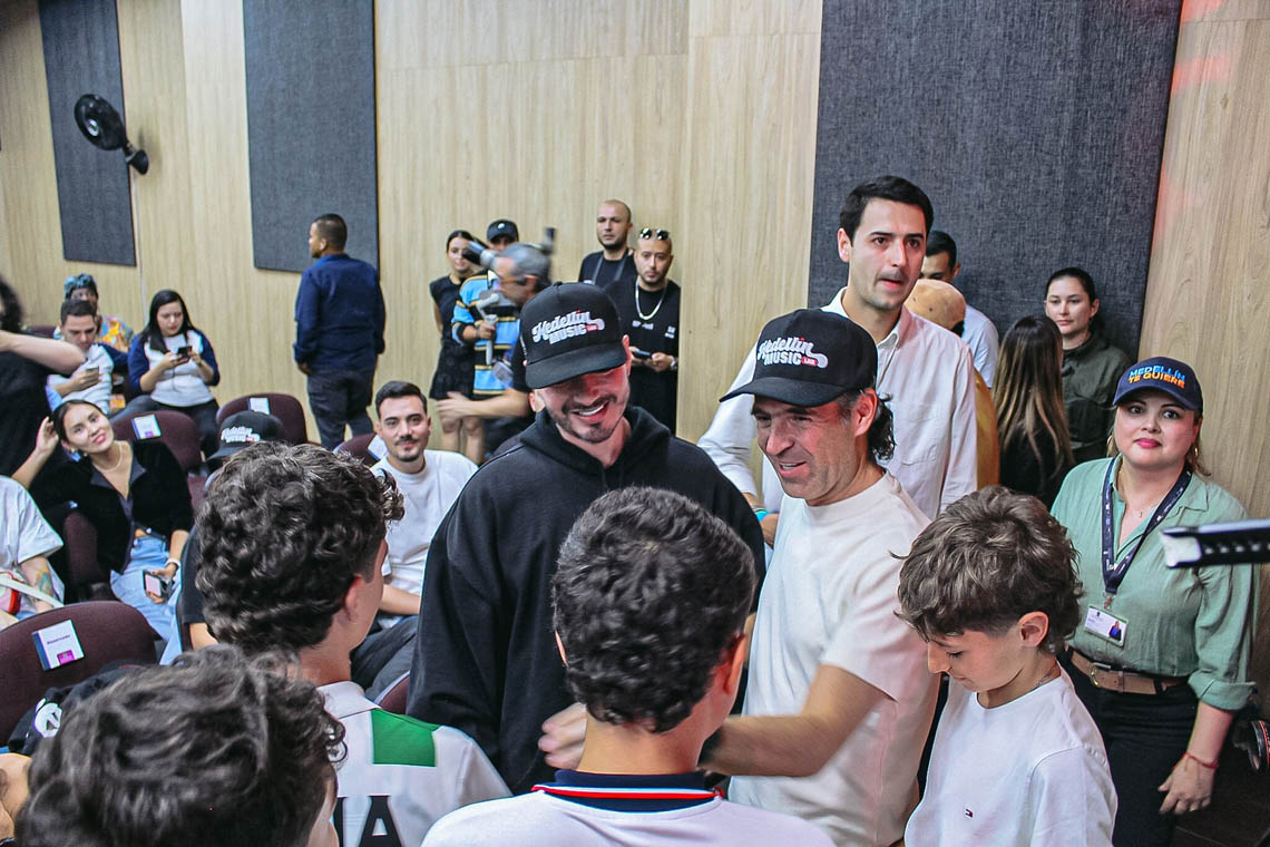 En alianza con el sector privado, 500 integrantes de los Clubes Juveniles de Medellín se formarán en marketing digital