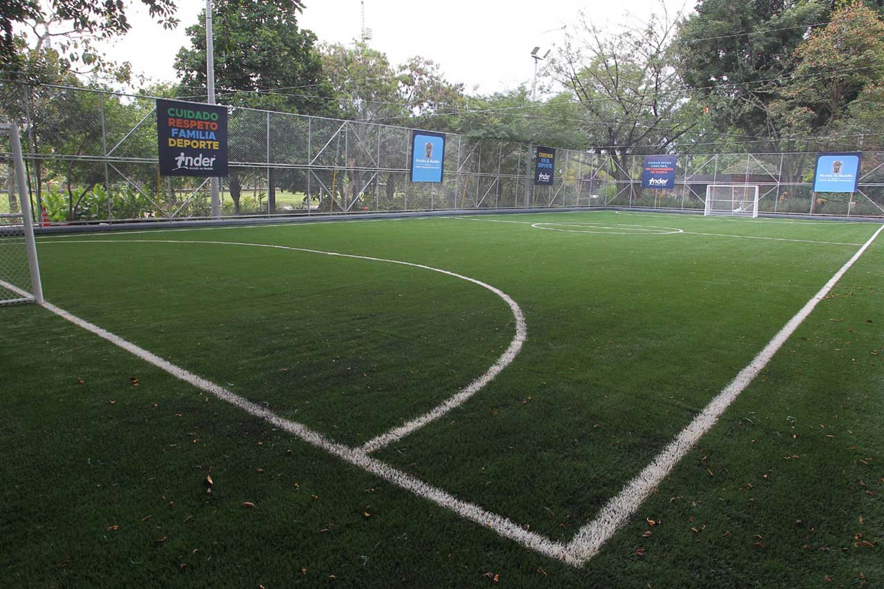 Así luce ahora la renovada cancha de fútbol Colseguros
