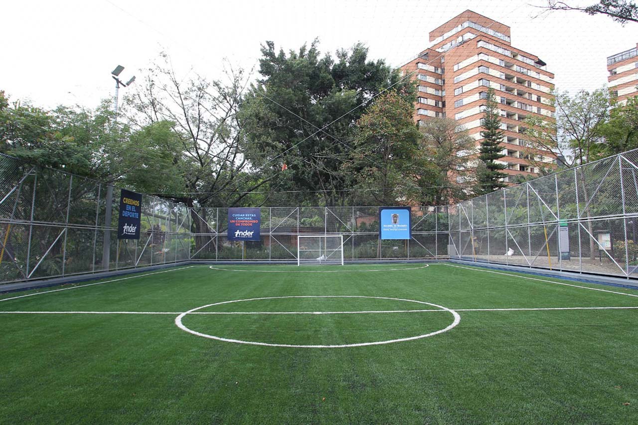 Así luce ahora la renovada cancha de fútbol Colseguros